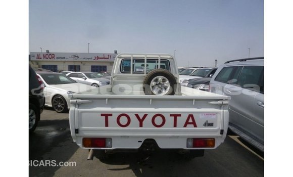 Acheter Import Voiture Toyota Land Cruiser Blanc à Import - Dubai, Iles Acheter Import Voiture Toyota Land Cruiser Blanc à Import - Dubai, Iles