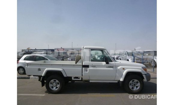 Acheter Import Voiture Toyota Land Cruiser Blanc à Import - Dubai, Iles Acheter Import Voiture Toyota Land Cruiser Blanc à Import - Dubai, Iles