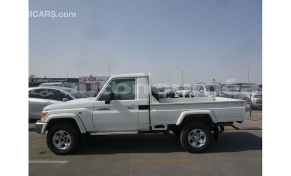 Acheter Import Voiture Toyota Land Cruiser Blanc à Import - Dubai, Iles Acheter Import Voiture Toyota Land Cruiser Blanc à Import - Dubai, Iles