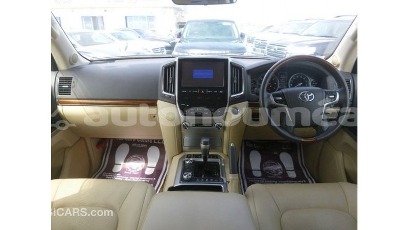 Big with watermark toyota land cruiser iles import dubai 2776