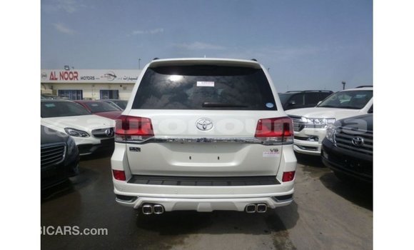 Acheter Import Voiture Toyota Land Cruiser Blanc à Import - Dubai, Iles Acheter Import Voiture Toyota Land Cruiser Blanc à Import - Dubai, Iles