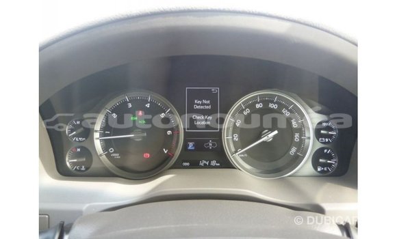 Acheter Import Voiture Toyota Land Cruiser Blanc à Import - Dubai, Iles Acheter Import Voiture Toyota Land Cruiser Blanc à Import - Dubai, Iles