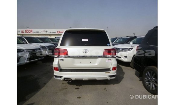 Acheter Import Voiture Toyota Land Cruiser Blanc à Import - Dubai, Iles Acheter Import Voiture Toyota Land Cruiser Blanc à Import - Dubai, Iles