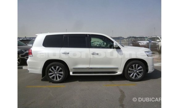 Acheter Import Voiture Toyota Land Cruiser Blanc à Import - Dubai, Iles Acheter Import Voiture Toyota Land Cruiser Blanc à Import - Dubai, Iles
