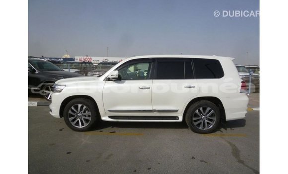 Acheter Import Voiture Toyota Land Cruiser Blanc à Import - Dubai, Iles Acheter Import Voiture Toyota Land Cruiser Blanc à Import - Dubai, Iles