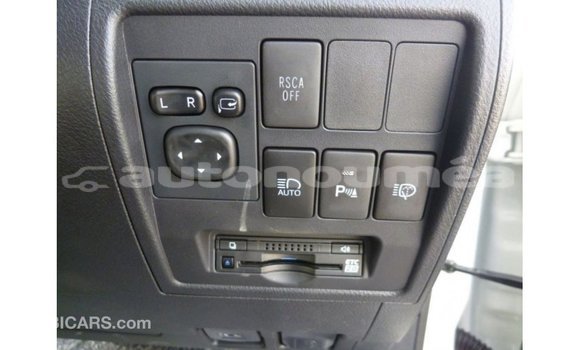 Acheter Import Voiture Toyota Land Cruiser Blanc à Import - Dubai, Iles Acheter Import Voiture Toyota Land Cruiser Blanc à Import - Dubai, Iles