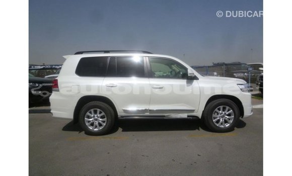 Acheter Import Voiture Toyota Land Cruiser Blanc à Import - Dubai, Iles Acheter Import Voiture Toyota Land Cruiser Blanc à Import - Dubai, Iles