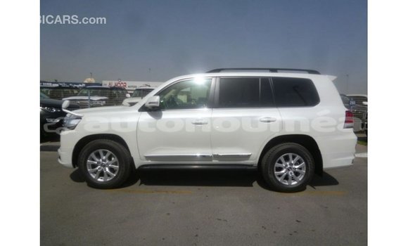 Acheter Import Voiture Toyota Land Cruiser Blanc à Import - Dubai, Iles Acheter Import Voiture Toyota Land Cruiser Blanc à Import - Dubai, Iles