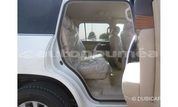 Acheter Import Voiture Toyota Land Cruiser Blanc à Import - Dubai, Iles Acheter Import Voiture Toyota Land Cruiser Blanc à Import - Dubai, Iles