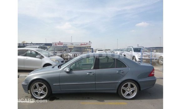 Buy Import Mercedes-Benz 190 Blue Car in Import - Dubai in Iles Buy Import Mercedes-Benz 190 Blue Car in Import - Dubai in Iles