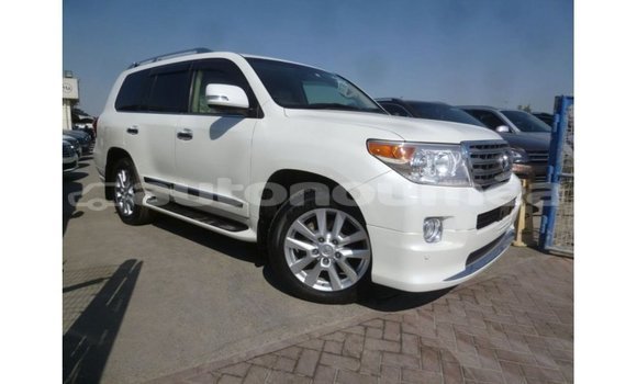 Acheter Import Voiture Toyota Land Cruiser Blanc à Import - Dubai, Iles Acheter Import Voiture Toyota Land Cruiser Blanc à Import - Dubai, Iles