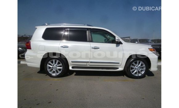 Acheter Import Voiture Toyota Land Cruiser Blanc à Import - Dubai, Iles Acheter Import Voiture Toyota Land Cruiser Blanc à Import - Dubai, Iles