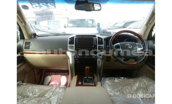 Acheter Import Voiture Toyota Land Cruiser Blanc à Import - Dubai, Iles Acheter Import Voiture Toyota Land Cruiser Blanc à Import - Dubai, Iles