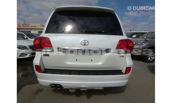 Acheter Import Voiture Toyota Land Cruiser Blanc à Import - Dubai, Iles Acheter Import Voiture Toyota Land Cruiser Blanc à Import - Dubai, Iles