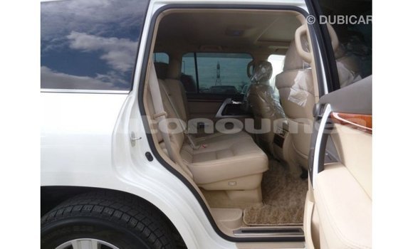 Acheter Import Voiture Toyota Land Cruiser Blanc à Import - Dubai, Iles Acheter Import Voiture Toyota Land Cruiser Blanc à Import - Dubai, Iles