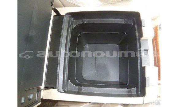 Acheter Import Voiture Toyota Land Cruiser Blanc à Import - Dubai, Iles Acheter Import Voiture Toyota Land Cruiser Blanc à Import - Dubai, Iles