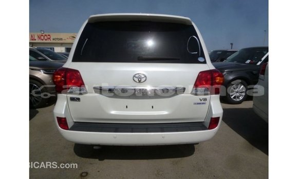 Acheter Import Voiture Toyota Land Cruiser Blanc à Import - Dubai, Iles Acheter Import Voiture Toyota Land Cruiser Blanc à Import - Dubai, Iles