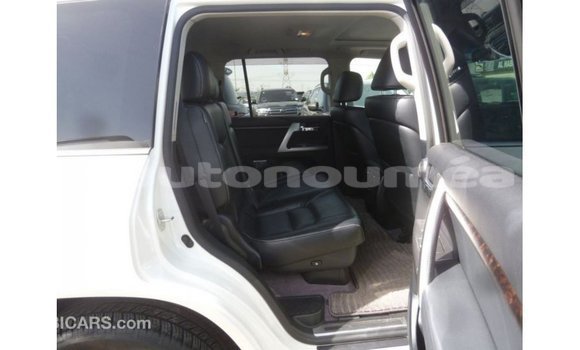Acheter Import Voiture Toyota Land Cruiser Blanc à Import - Dubai, Iles Acheter Import Voiture Toyota Land Cruiser Blanc à Import - Dubai, Iles