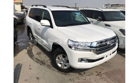 Acheter Import Voiture Toyota Land Cruiser Blanc à Import - Dubai, Iles Acheter Import Voiture Toyota Land Cruiser Blanc à Import - Dubai, Iles