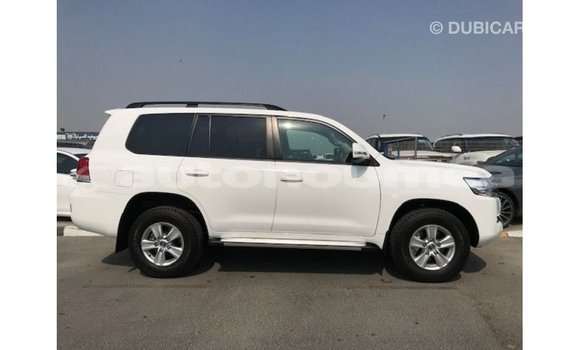 Acheter Import Voiture Toyota Land Cruiser Blanc à Import - Dubai, Iles Acheter Import Voiture Toyota Land Cruiser Blanc à Import - Dubai, Iles