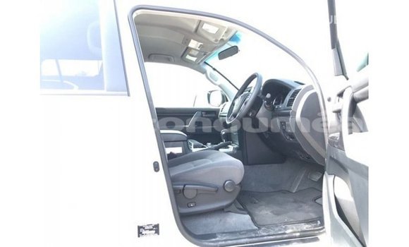 Acheter Import Voiture Toyota Land Cruiser Blanc à Import - Dubai, Iles Acheter Import Voiture Toyota Land Cruiser Blanc à Import - Dubai, Iles