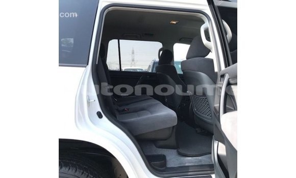 Acheter Import Voiture Toyota Land Cruiser Blanc à Import - Dubai, Iles Acheter Import Voiture Toyota Land Cruiser Blanc à Import - Dubai, Iles