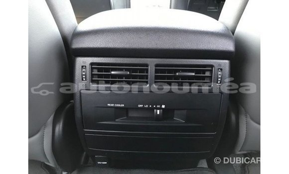 Acheter Import Voiture Toyota Land Cruiser Blanc à Import - Dubai, Iles Acheter Import Voiture Toyota Land Cruiser Blanc à Import - Dubai, Iles