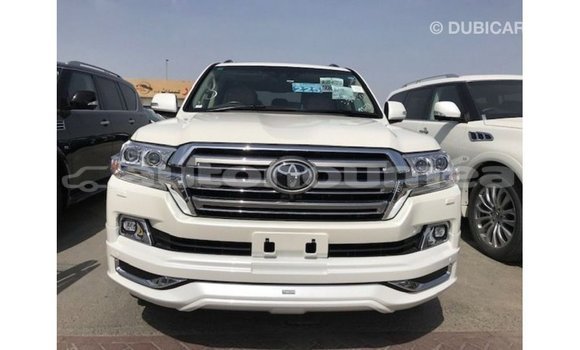Acheter Import Voiture Toyota Land Cruiser Blanc à Import - Dubai, Iles Acheter Import Voiture Toyota Land Cruiser Blanc à Import - Dubai, Iles