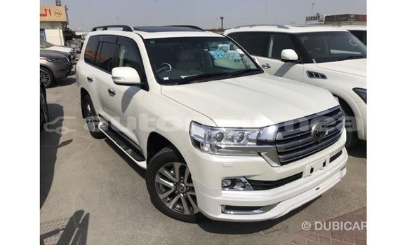 Acheter Import Voiture Toyota Land Cruiser Blanc à Import - Dubai, Iles Acheter Import Voiture Toyota Land Cruiser Blanc à Import - Dubai, Iles
