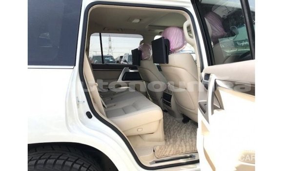 Acheter Import Voiture Toyota Land Cruiser Blanc à Import - Dubai, Iles Acheter Import Voiture Toyota Land Cruiser Blanc à Import - Dubai, Iles