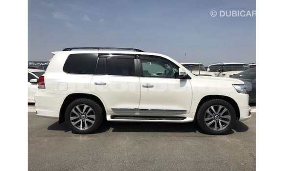 Acheter Import Voiture Toyota Land Cruiser Blanc à Import - Dubai, Iles Acheter Import Voiture Toyota Land Cruiser Blanc à Import - Dubai, Iles