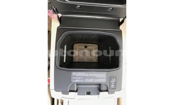 Acheter Import Voiture Toyota Land Cruiser Blanc à Import - Dubai, Iles Acheter Import Voiture Toyota Land Cruiser Blanc à Import - Dubai, Iles