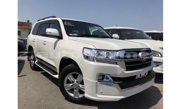 Acheter Import Voiture Toyota Land Cruiser Blanc à Import - Dubai, Iles Acheter Import Voiture Toyota Land Cruiser Blanc à Import - Dubai, Iles