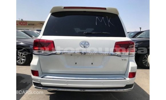 Acheter Import Voiture Toyota Land Cruiser Blanc à Import - Dubai, Iles Acheter Import Voiture Toyota Land Cruiser Blanc à Import - Dubai, Iles