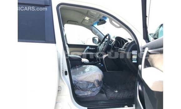 Acheter Import Voiture Toyota Land Cruiser Blanc à Import - Dubai, Iles Acheter Import Voiture Toyota Land Cruiser Blanc à Import - Dubai, Iles
