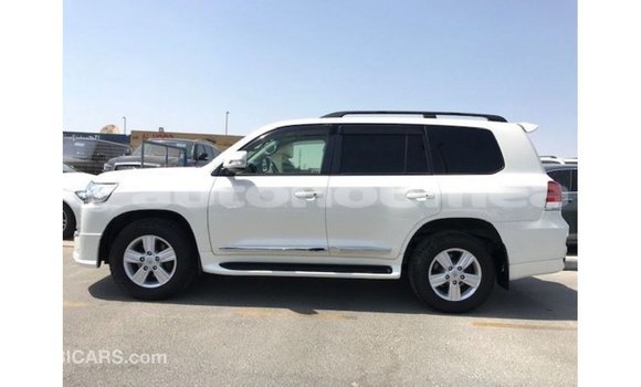 Acheter Import Voiture Toyota Land Cruiser Blanc à Import - Dubai, Iles Acheter Import Voiture Toyota Land Cruiser Blanc à Import - Dubai, Iles