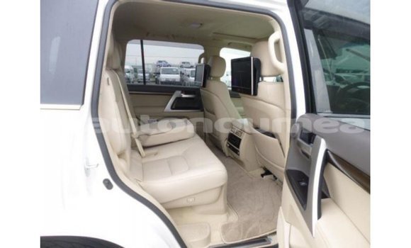 Acheter Import Voiture Toyota Land Cruiser Blanc à Import - Dubai, Iles Acheter Import Voiture Toyota Land Cruiser Blanc à Import - Dubai, Iles