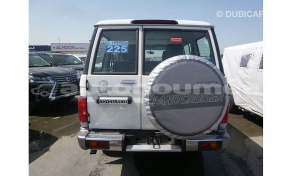 Acheter Import Voiture Toyota Land Cruiser Blanc à Import - Dubai, Iles Acheter Import Voiture Toyota Land Cruiser Blanc à Import - Dubai, Iles
