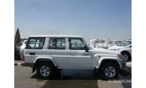 Acheter Import Voiture Toyota Land Cruiser Blanc à Import - Dubai, Iles Acheter Import Voiture Toyota Land Cruiser Blanc à Import - Dubai, Iles