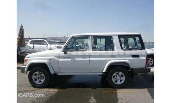 Acheter Import Voiture Toyota Land Cruiser Blanc à Import - Dubai, Iles Acheter Import Voiture Toyota Land Cruiser Blanc à Import - Dubai, Iles