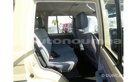 Acheter Import Voiture Toyota Land Cruiser Beige à Import - Dubai, Iles Acheter Import Voiture Toyota Land Cruiser Beige à Import - Dubai, Iles