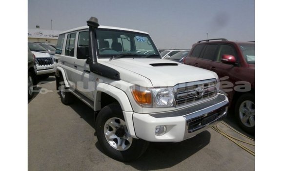 Acheter Import Voiture Toyota Land Cruiser Blanc à Import - Dubai, Iles Acheter Import Voiture Toyota Land Cruiser Blanc à Import - Dubai, Iles