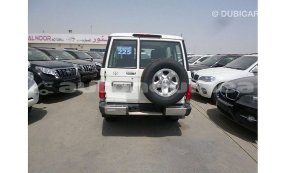 Acheter Import Voiture Toyota Land Cruiser Blanc à Import - Dubai, Iles Acheter Import Voiture Toyota Land Cruiser Blanc à Import - Dubai, Iles