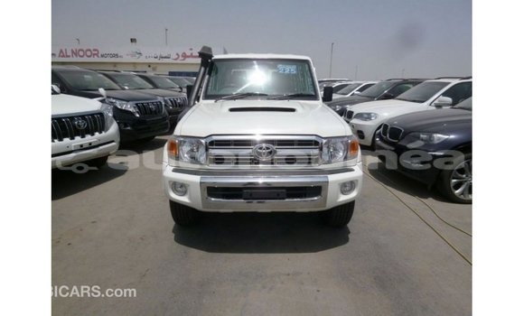 Acheter Import Voiture Toyota Land Cruiser Blanc à Import - Dubai, Iles Acheter Import Voiture Toyota Land Cruiser Blanc à Import - Dubai, Iles
