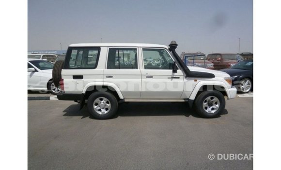 Acheter Import Voiture Toyota Land Cruiser Blanc à Import - Dubai, Iles Acheter Import Voiture Toyota Land Cruiser Blanc à Import - Dubai, Iles
