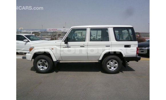 Acheter Import Voiture Toyota Land Cruiser Blanc à Import - Dubai, Iles Acheter Import Voiture Toyota Land Cruiser Blanc à Import - Dubai, Iles