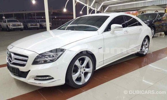 Buy Import Mercedes-Benz 190 (W201) White Car in Import - Dubai in Iles Buy Import Mercedes-Benz 190 (W201) White Car in Import - Dubai in Iles