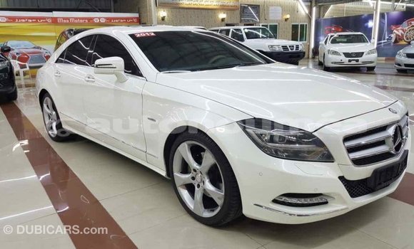 Buy Import Mercedes-Benz 190 (W201) White Car in Import - Dubai in Iles Buy Import Mercedes-Benz 190 (W201) White Car in Import - Dubai in Iles