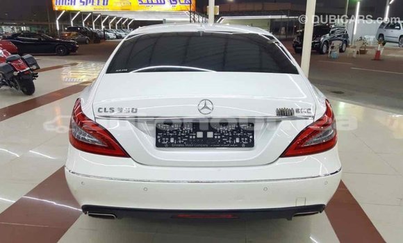 Buy Import Mercedes-Benz 190 (W201) White Car in Import - Dubai in Iles Buy Import Mercedes-Benz 190 (W201) White Car in Import - Dubai in Iles