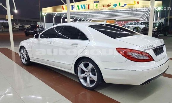 Buy Import Mercedes-Benz 190 (W201) White Car in Import - Dubai in Iles Buy Import Mercedes-Benz 190 (W201) White Car in Import - Dubai in Iles